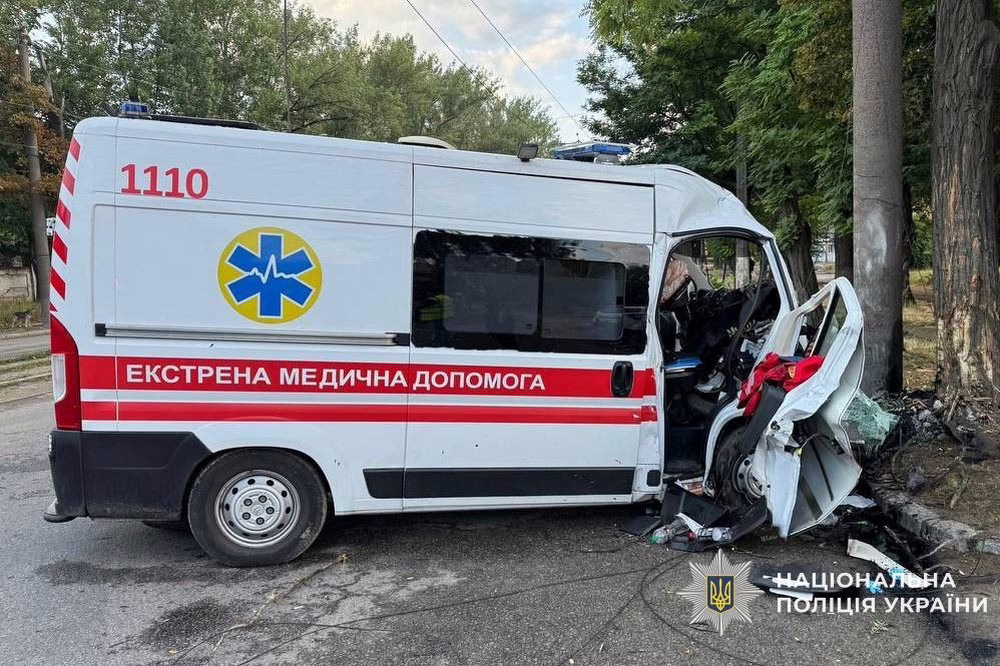 Смертельна ДТП у Дніпрі за участі «швидкої» сьогодні: водій врізався в стовп