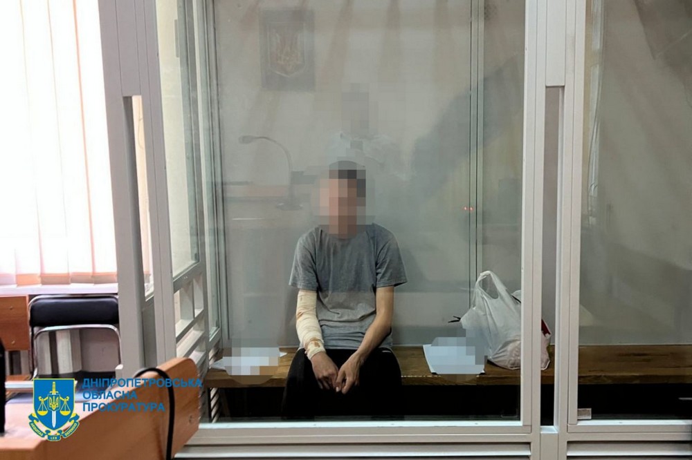 Облив капот легкозаймистою рідиною і намагався підпалити авто військового: у Дніпрі юнаку обрали запобіжний захід