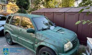 Облив капот легкозаймистою рідиною і намагався підпалити авто військового: у Дніпрі юнаку обрали запобіжний захід
