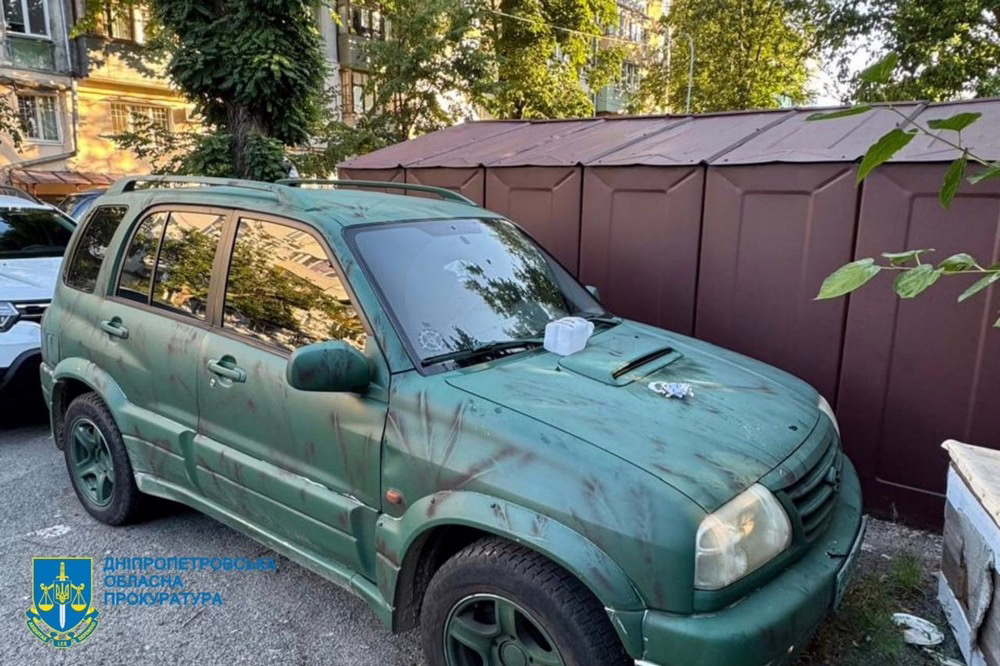 Облив капот легкозаймистою рідиною і намагався підпалити авто військового: у Дніпрі юнаку обрали запобіжний захід