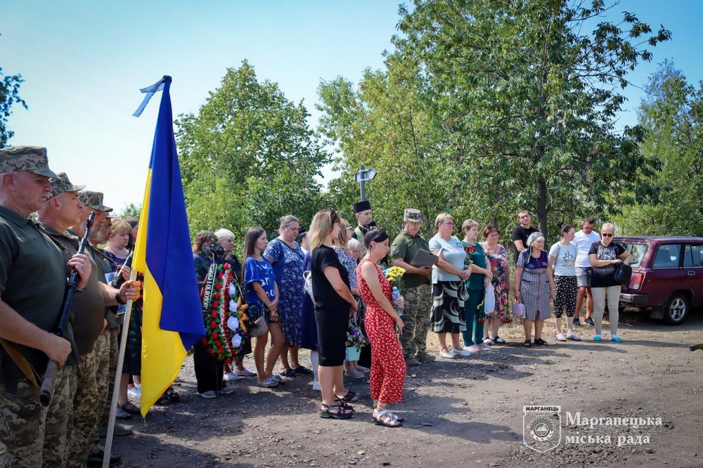 У Марганці сьогодні провели в останню путь Героя: фото