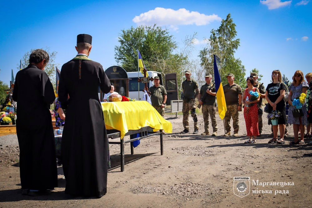 Став янголом, щоб захищати Україну з небес: у Марганці сьогодні провели в останню путь Героя (фото)