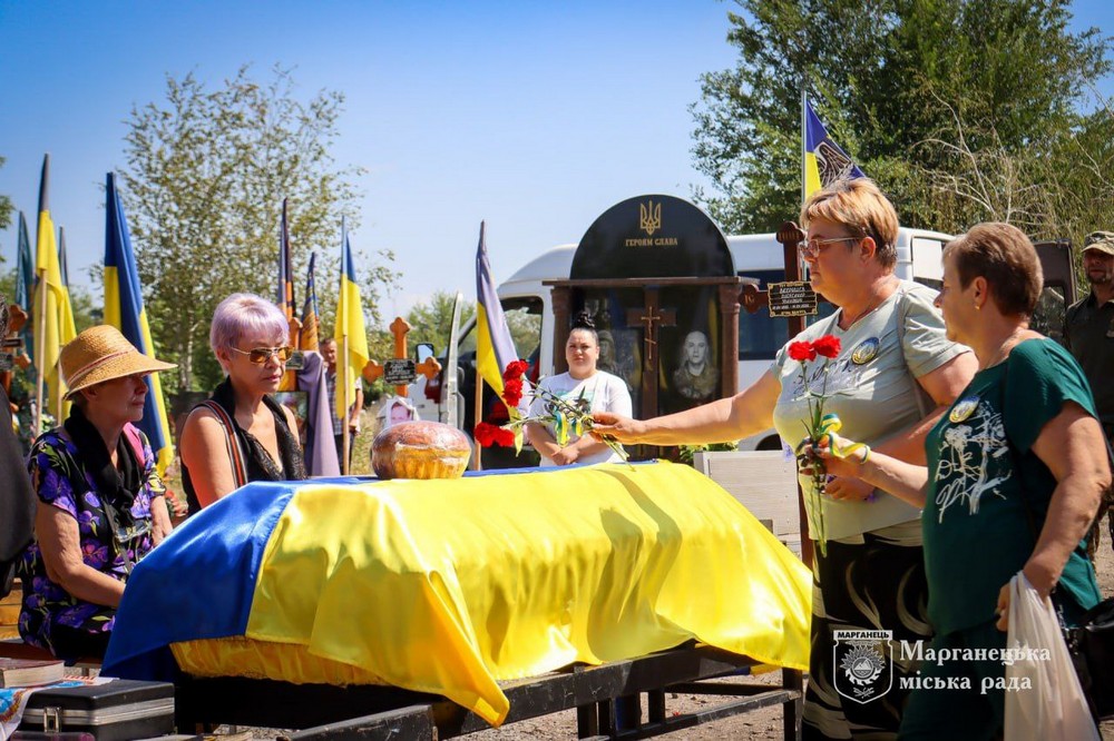 У Марганці сьогодні провели в останню путь Героя: фото