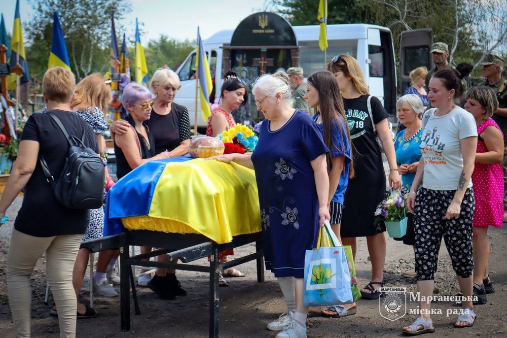 У Марганці сьогодні провели в останню путь Героя: фото