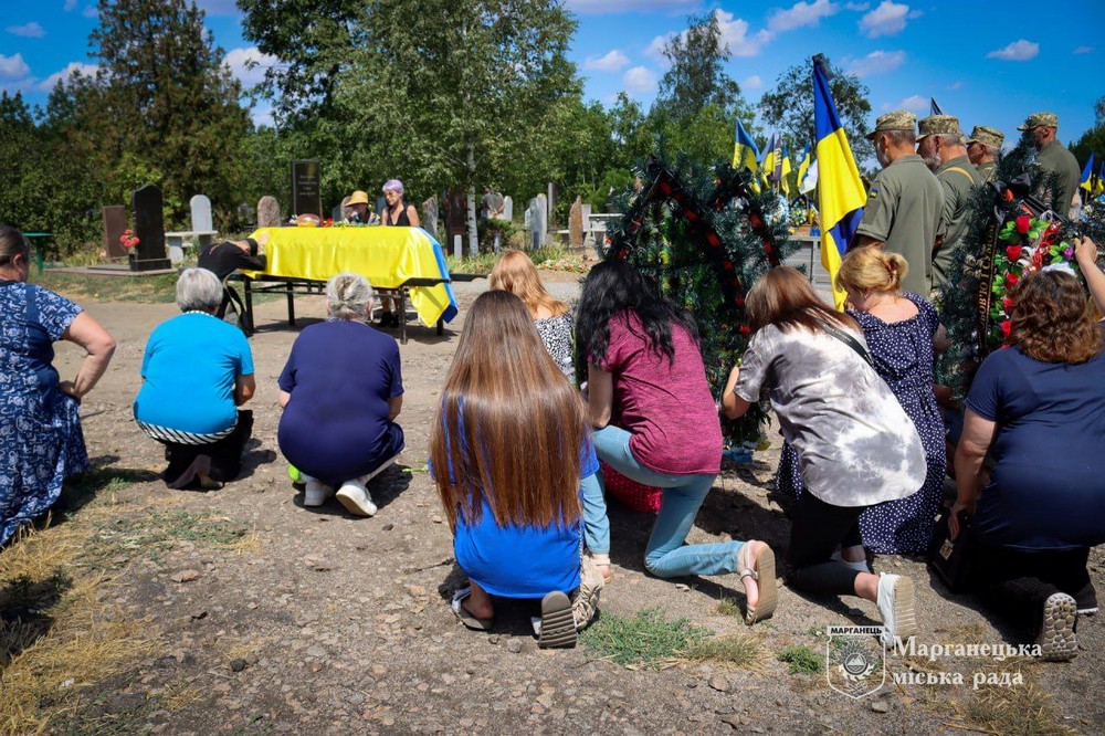 У Марганці сьогодні провели в останню путь Героя: фото
