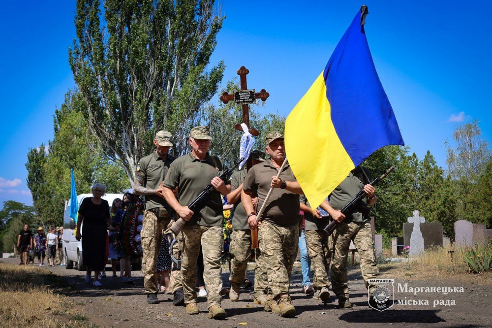 У Марганці сьогодні провели в останню путь Героя: фото