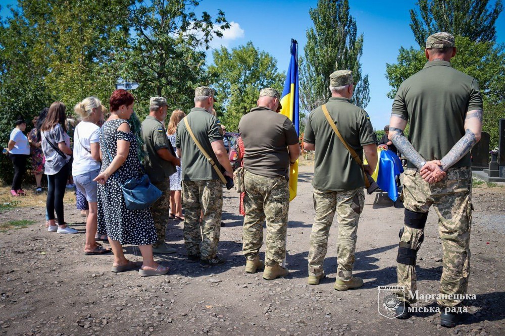У Марганці сьогодні провели в останню путь Героя: фото