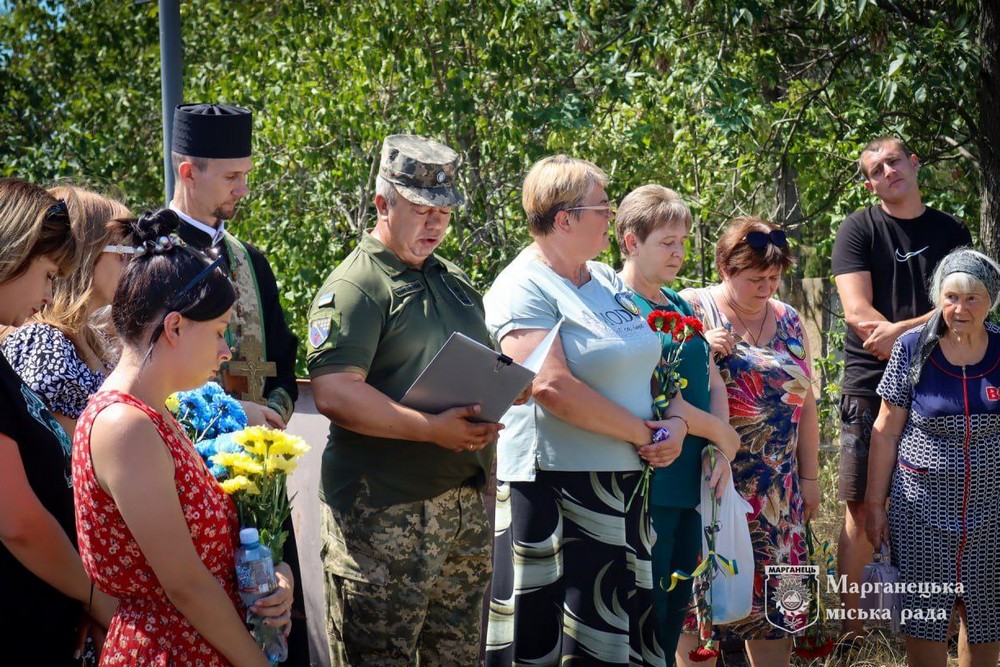 У Марганці сьогодні провели в останню путь Героя: фото