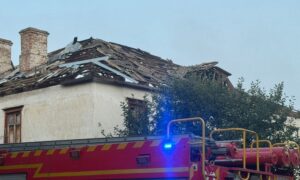 Снаряд влучив у багатоквартирний будинок у Марганці: фото наслідків ворожого обстрілу