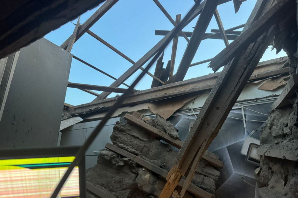 Снаряд влучив у багатоквартирний будинок у Марганці: фото наслідків ворожого обстрілу 