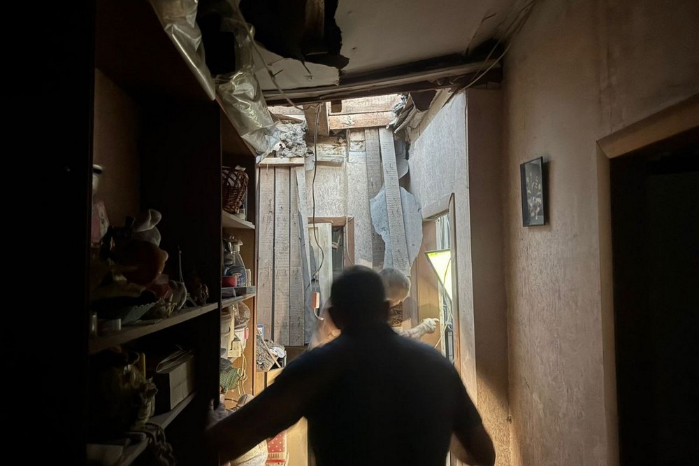 Снаряд влучив у багатоквартирний будинок у Марганці: фото наслідків ворожого обстрілу 