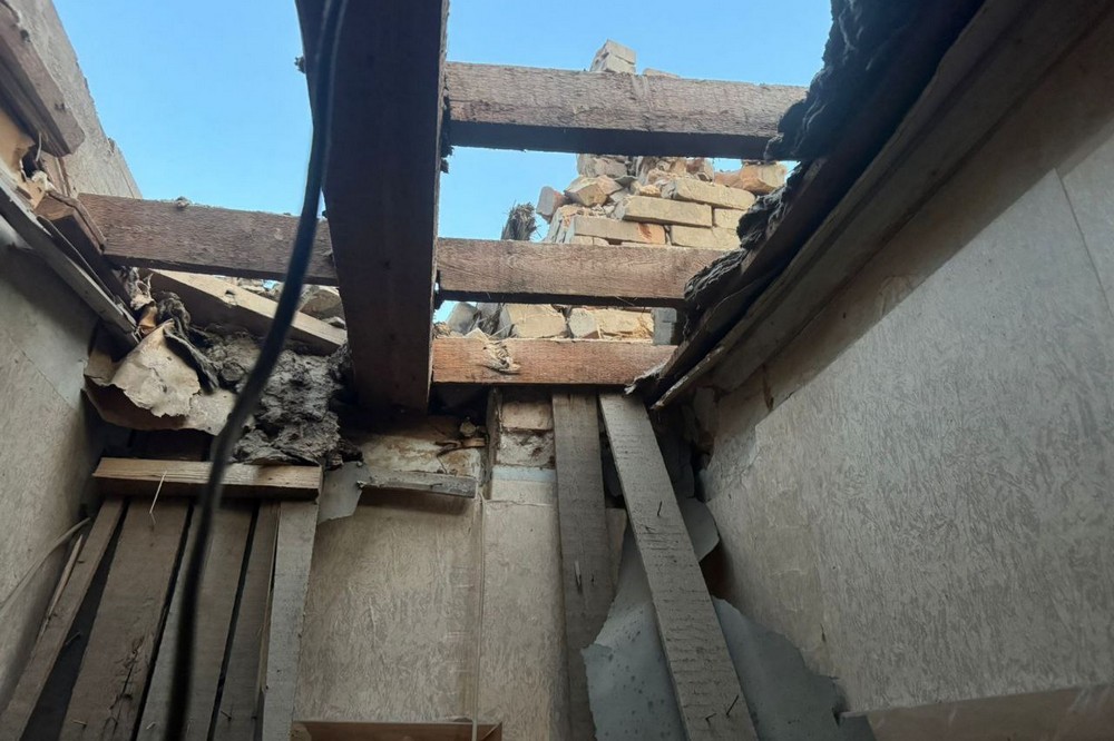 Снаряд влучив у багатоквартирний будинок у Марганці: фото наслідків ворожого обстрілу 