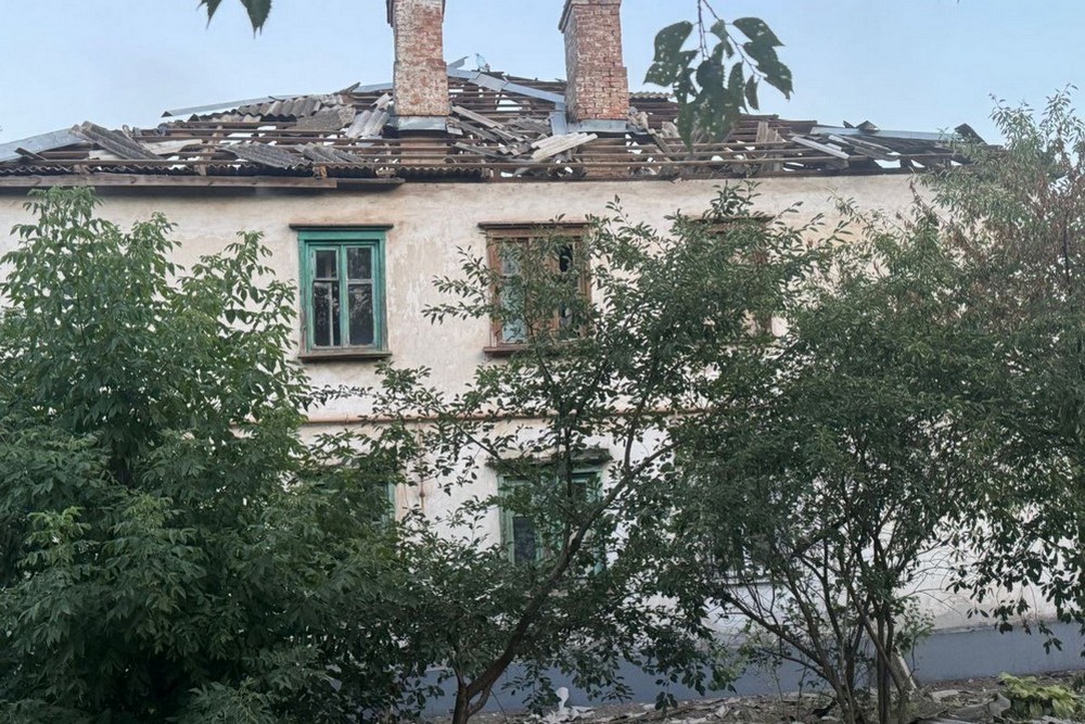 Снаряд влучив у багатоквартирний будинок у Марганці: фото наслідків ворожого обстрілу 