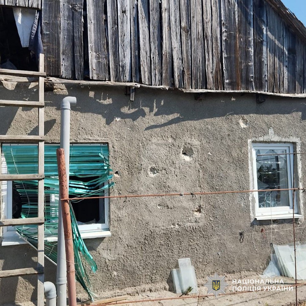 Загибла і 5 поранених: про наслідки обстрілів Нікопольщини і Синельниківщини розповіли у поліції