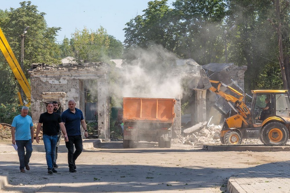 Фото наслідків удару по Кам'янському