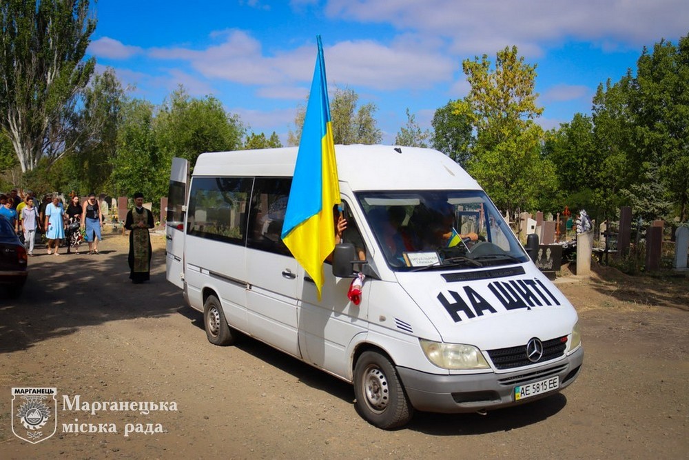 На Нікопольщині сьогодні провели в останню путь Героя: фото
