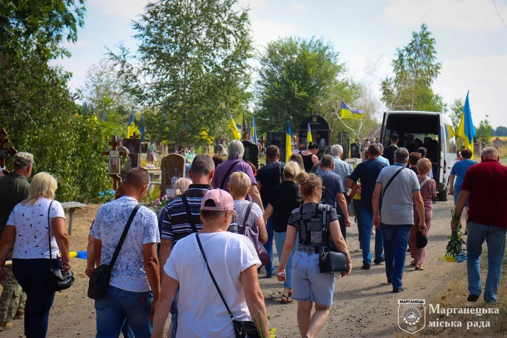 На Нікопольщині сьогодні провели в останню путь Героя: фото