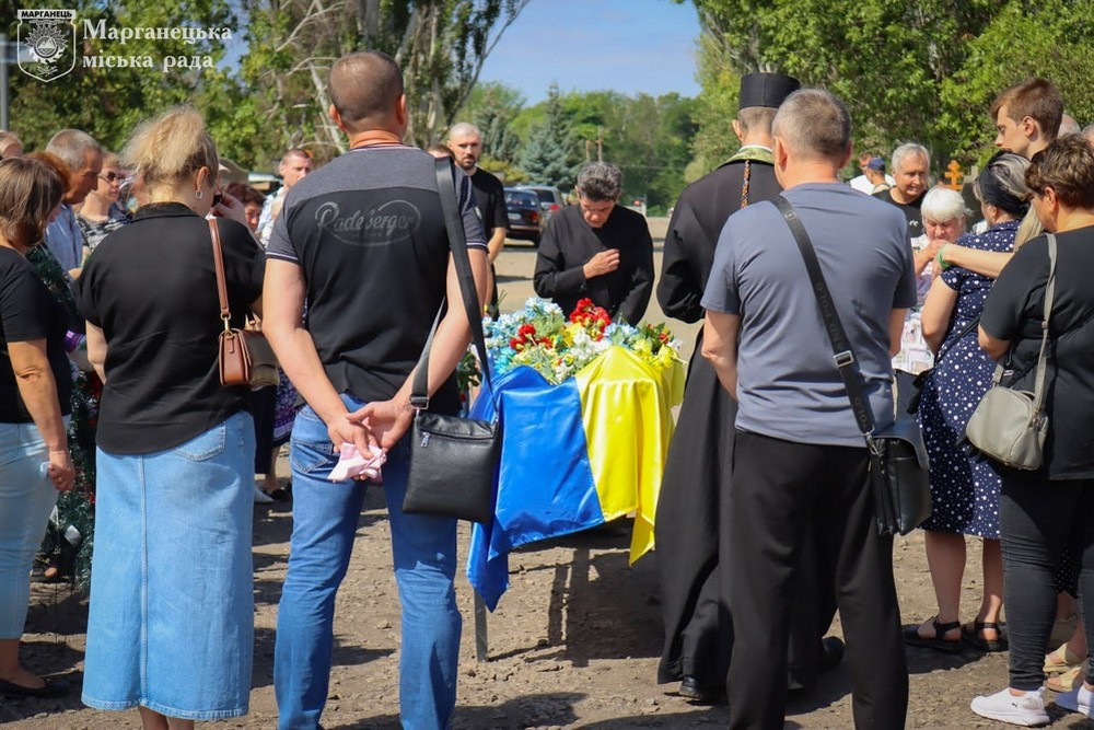 На Нікопольщині сьогодні провели в останню путь Героя: фото