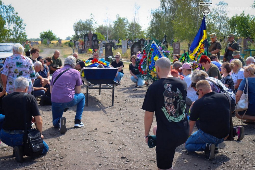 На Нікопольщині сьогодні провели в останню путь Героя: фото