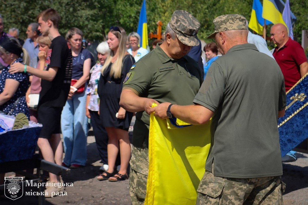 На Нікопольщині сьогодні провели в останню путь Героя: фото