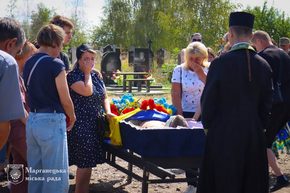 На Нікопольщині сьогодні провели в останню путь Героя: фото