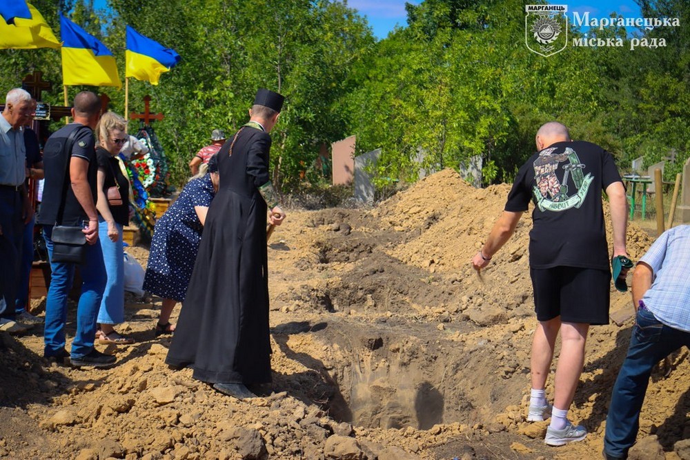 На Нікопольщині сьогодні провели в останню путь Героя: фото