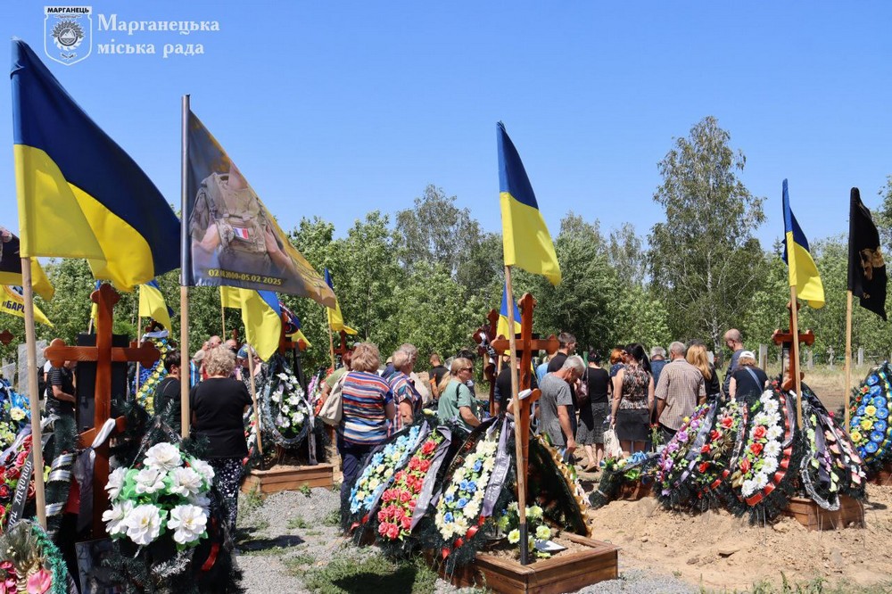 сьогодні у Марганці провели в останню путь Захисника Олексія Михольського 10