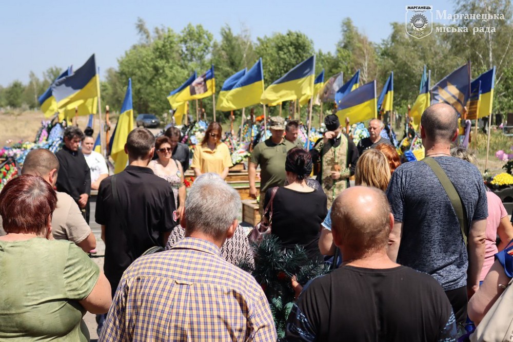 сьогодні у Марганці провели в останню путь Захисника Олексія Михольського 2