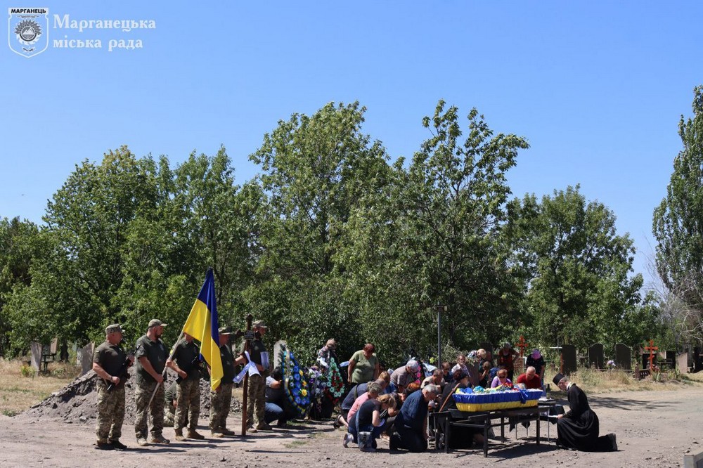 сьогодні у Марганці провели в останню путь Захисника Олексія Михольського 3