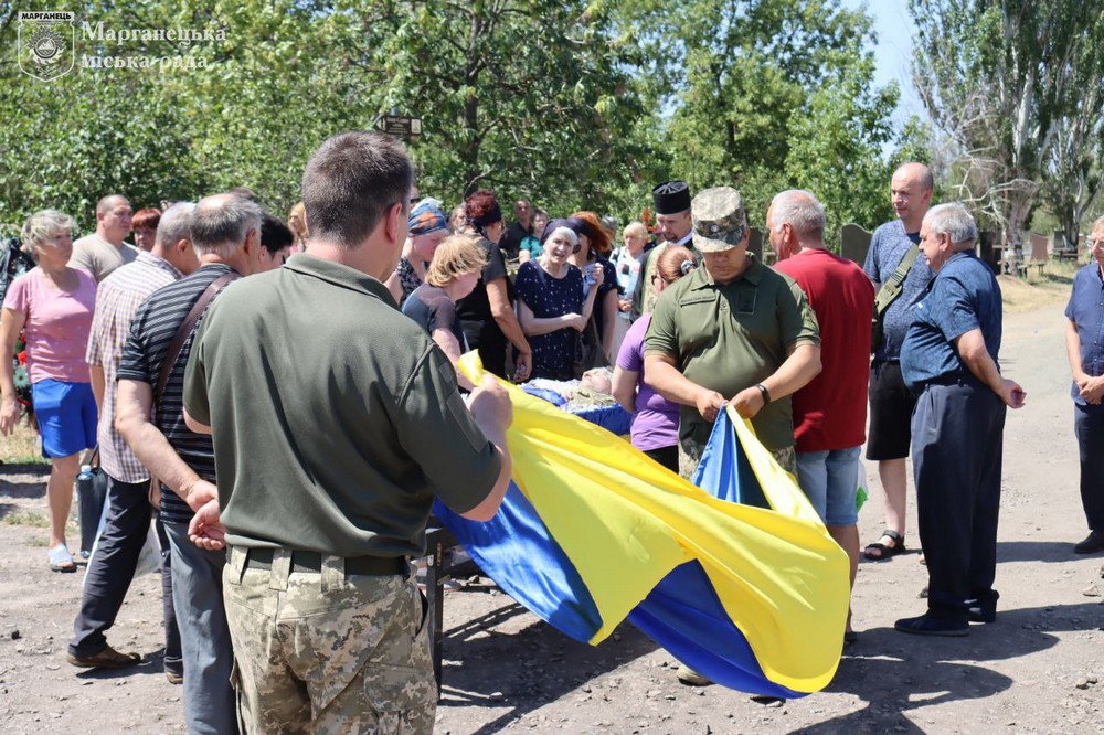 сьогодні у Марганці провели в останню путь Захисника Олексія Михольського 4