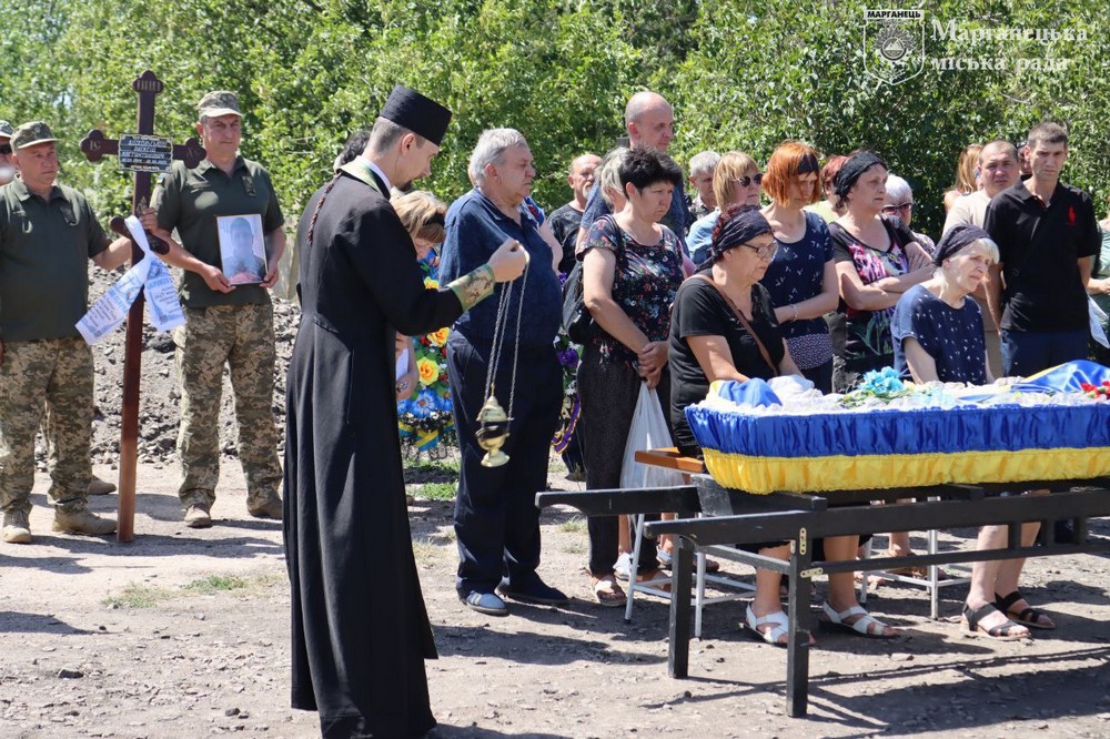 сьогодні у Марганці провели в останню путь Захисника Олексія Михольського 6