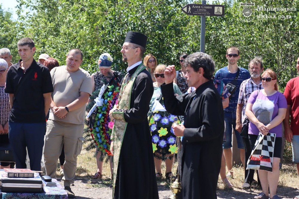 сьогодні у Марганці провели в останню путь Захисника Олексія Михольського 8