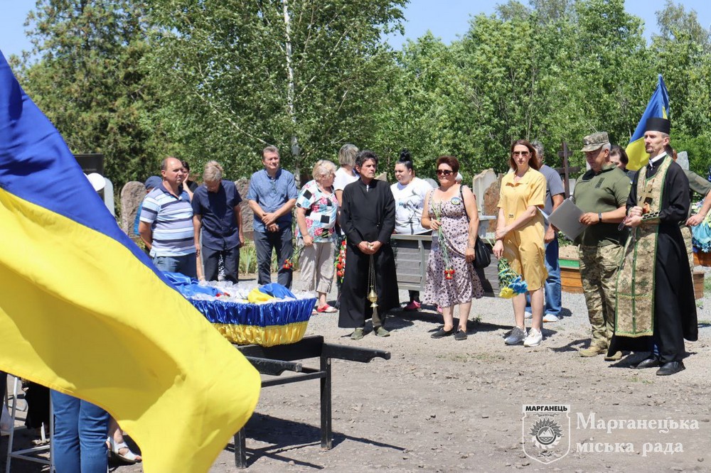 сьогодні у Марганці провели в останню путь Захисника Олексія Михольського 9