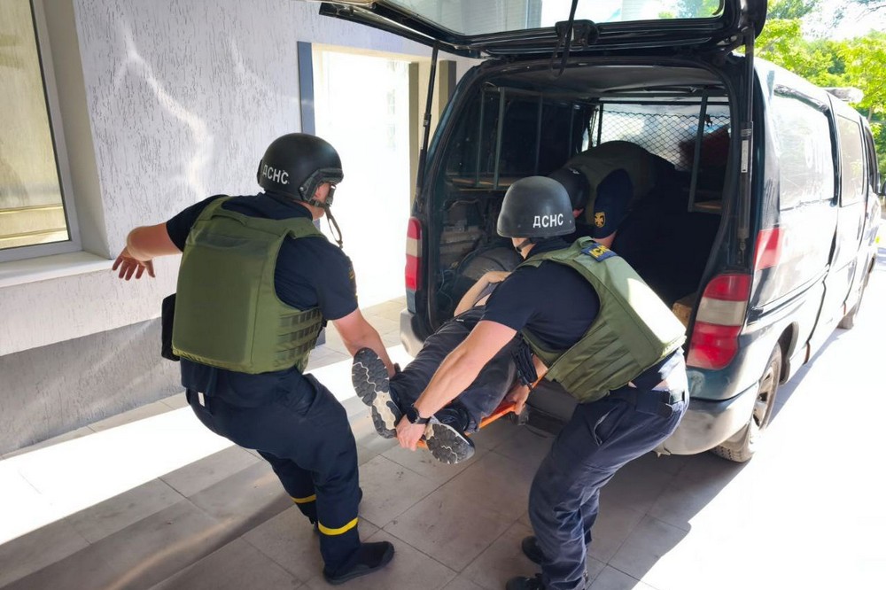 Транспортували людей до авто «швидкої» та ДСНС: у Нікополі сьогодні волонтери Червоного Хреста допомогли пораненим 1 у Нікополі сьогодні волонтери Червоного Хреста допомогли пораненим 2