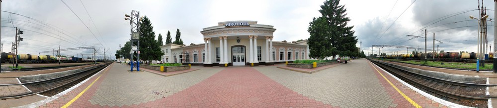 «Вічно червона цятка на мапі тривог». Рівно три роки Нікополь під обстрілами. Місто живе, але щодня оплакує втрати…