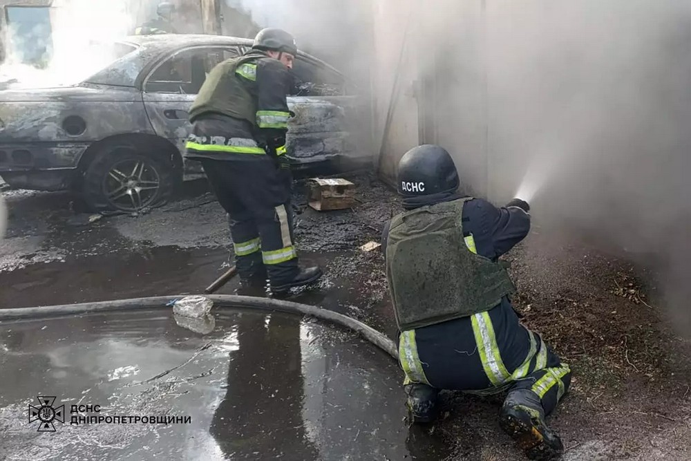 У Нікополі горів гараж з автомобілем: подробиці