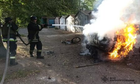 У Нікополі горів гараж з автомобілем всередині (фото)
