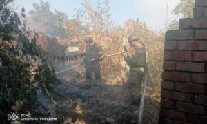 Вогонь охопив три будинки на площі 200 кв.м. у Нікополі сьогодні внаслідок ворожого обстрілу (фото)