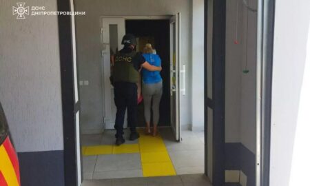 У Нікополі ворог поранив жінку: рятувальники надали допомогу постраждалій