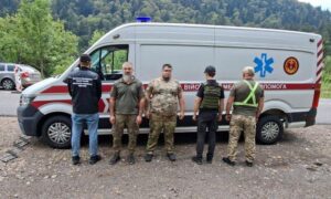 Мешканець Дніпра намагався втекти за кордон під виглядом пораненого військового у автівці, обладнаній під «швидку»