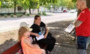 Не підходь і не торкайся! Червоний Хрест у Нікополі проводить бесіди з мешканцями на вулицях міста
