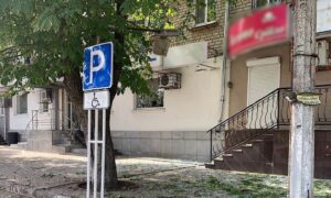 Атакували FPV-дроном будинок, де поранили жінку з немовлям, понівечили магазини, дитячий садочок у Нікополі і районі – поліція про наслідки ворожих обстрілів за добу (фото)