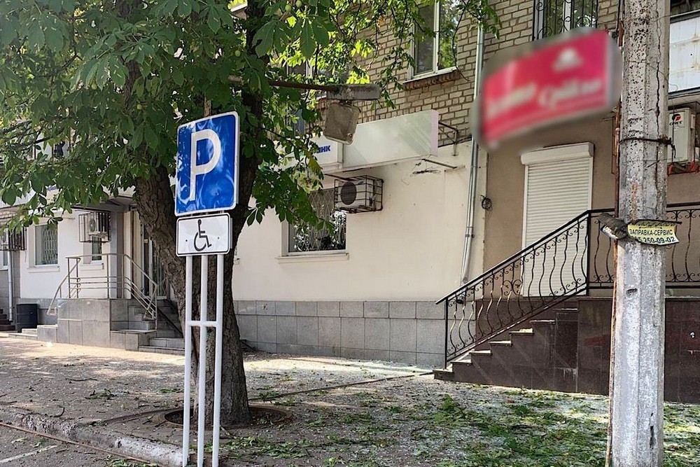 Атакували FPV-дроном будинок, де поранили жінку з немовлям, понівечили магазини, дитячий садочок у Нікополі і районі – поліція про наслідки ворожих обстрілів за добу (фото) 1 Атакували FPV-дроном будинок, де поранили жінку з немовлям, понівечили магазини, дитячий садочок у Нікополі і районі – поліція про наслідки ворожих обстрілів за добу (фото)