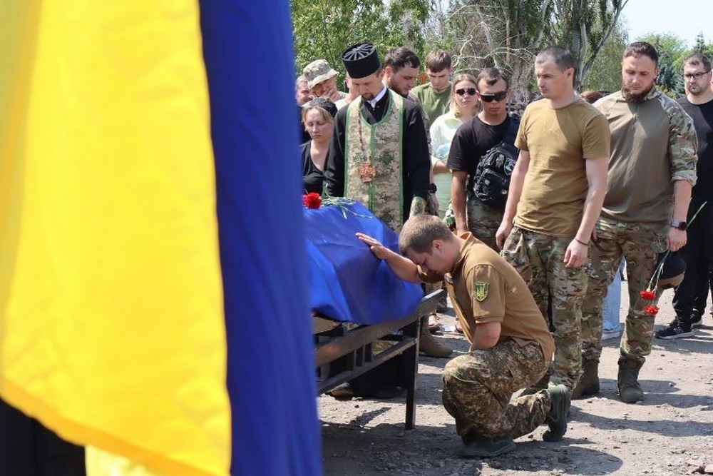 Прийшли проститися і побратими… На Нікопольщині сьогодні провели в останню путь ще одного Героя (фото)