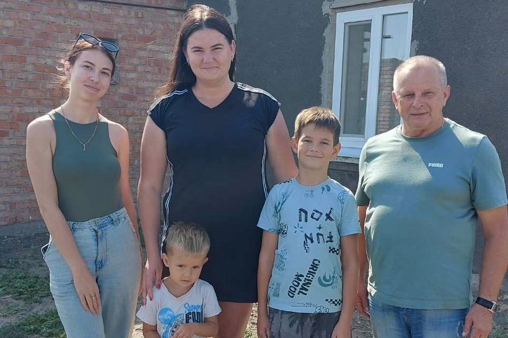 Такий молодий, а вже має три нагороди! Рідні і земляки воїна з Нікопольщини отримали подяку від військової частини