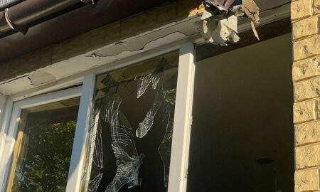 Поранено жінку, є руйнування, виникли пожежі: поліція про наслідки обстрілів Нікопольщини і Синельниківщини за добу (фото)