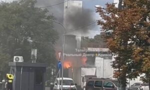 Оце наробив шороху! У Дніпрі поліцейський на евакуаторі не опустив стрілу і понівечив 8 авто (відео)
