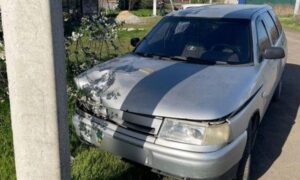 На Дніпропетровщині п’яний батько сів за кермо, відволікся на телефон і врізався в стовп: постраждала його 8-річна донька