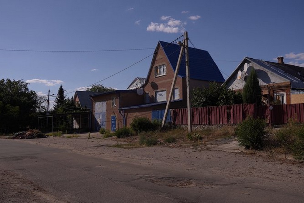 Оптоволокно від FPV-дронів на деревах у парку і діти на майданчиках під час тривог: Нікополь понад 1130 днів під обстрілами – репортаж Суспільного