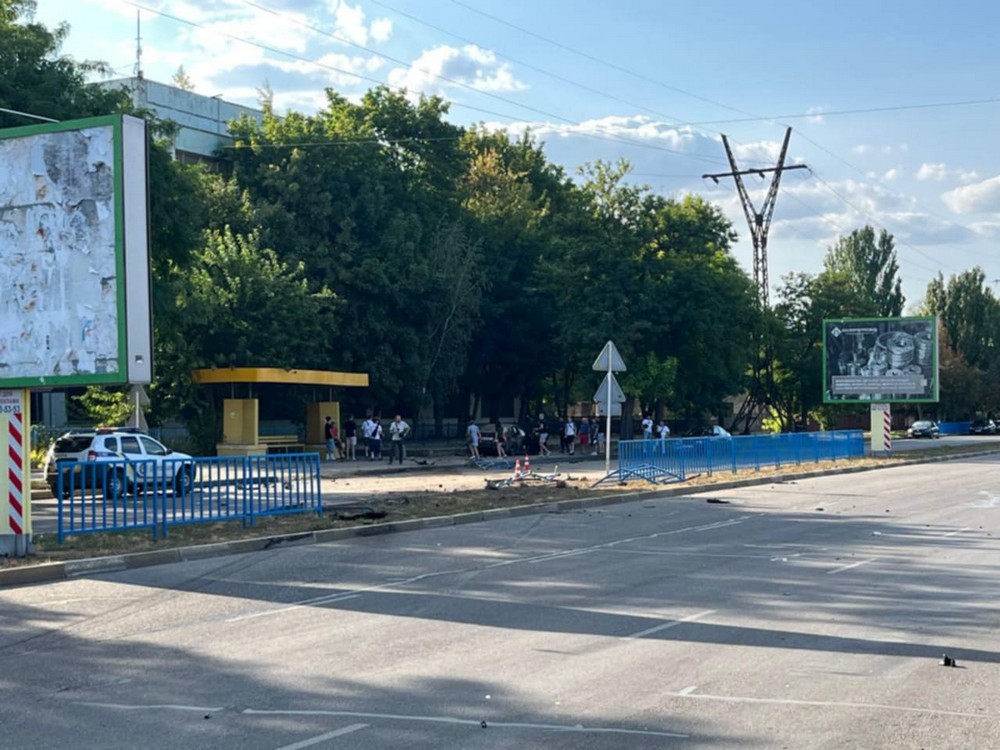 Летів, як шалений: фото і відео наслідків резонансної ДТП у Нікополі на Електрометалургів